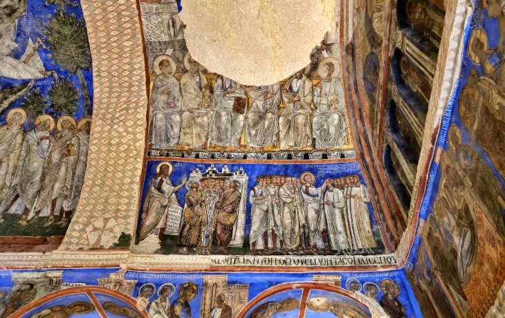 Göreme Tokalı Kilise’de çok sahneli İncil döngüsü freskleri; Kapadokya’nın zengin Orta Bizans ikonografisi.